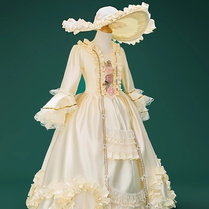 貴族 ドレス 中世 ヨーロッパ キッズ 舞踏会 ロングドレス 舞台 演劇 ステージ衣装 コスプレ 演奏会 お姫様 宮廷 パーティドレス コスチューム 女の子 子供 120 130 140 プリンセス フリル レース 刺繍 編み上げ 帽子 ロココ調 撮影 クリスマス ハロウィン ベージュ コスプレ・衣装のVings