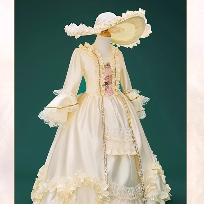 貴族 ドレス 中世 ヨーロッパ キッズ 舞踏会 ロングドレス 舞台 演劇 ステージ衣装 コスプレ 演奏会 お姫様 宮廷 パーティドレス コスチューム 女の子 子供 120 130 140 プリンセス フリル レース 刺繍 編み上げ 帽子 ロココ調 撮影 クリスマス ハロウィン ベージュ コスプレ・衣装のVings